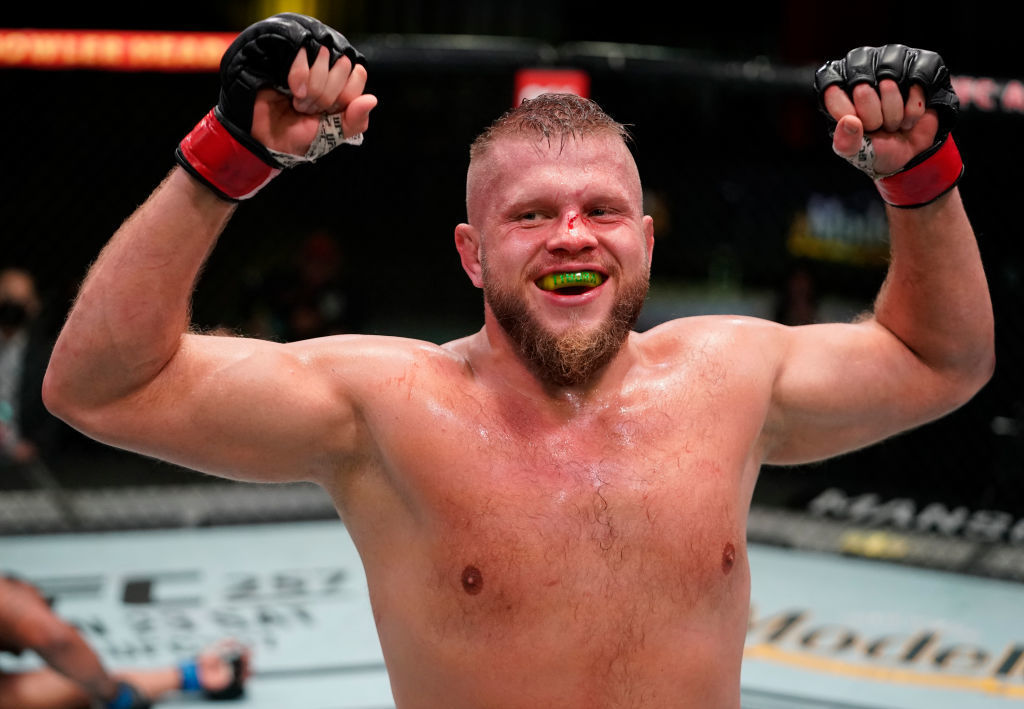 El polaco Marcin Tybura puso a dormir a Tai Tuivasa con un mataleón en el primer round y pone en jaque su continuidad en UFC.