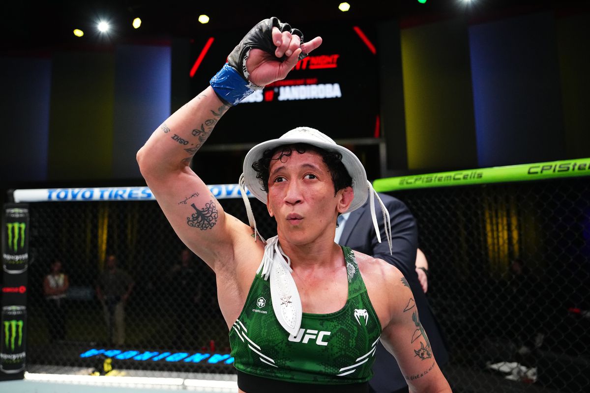 Virna Jandiroba somete a Amanda Lemos en el segundo round y pone la mira sobre el título que defiende Zhang Weili.