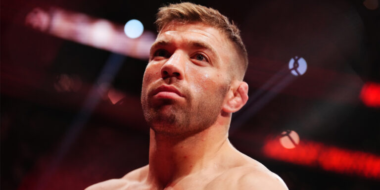 Dricus Du Plessis se impone a Israel Adesanya en Perth con una sumisión en el cuarto asalto que consolida su reinado en el peso medio.