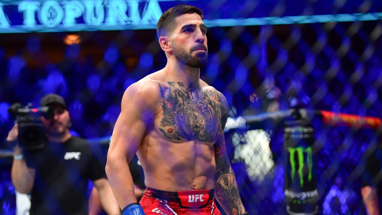 Ilia Topuria noquea a Charles Oliveira en el primer asalto y se convierte en campeón del peso ligero de UFC.